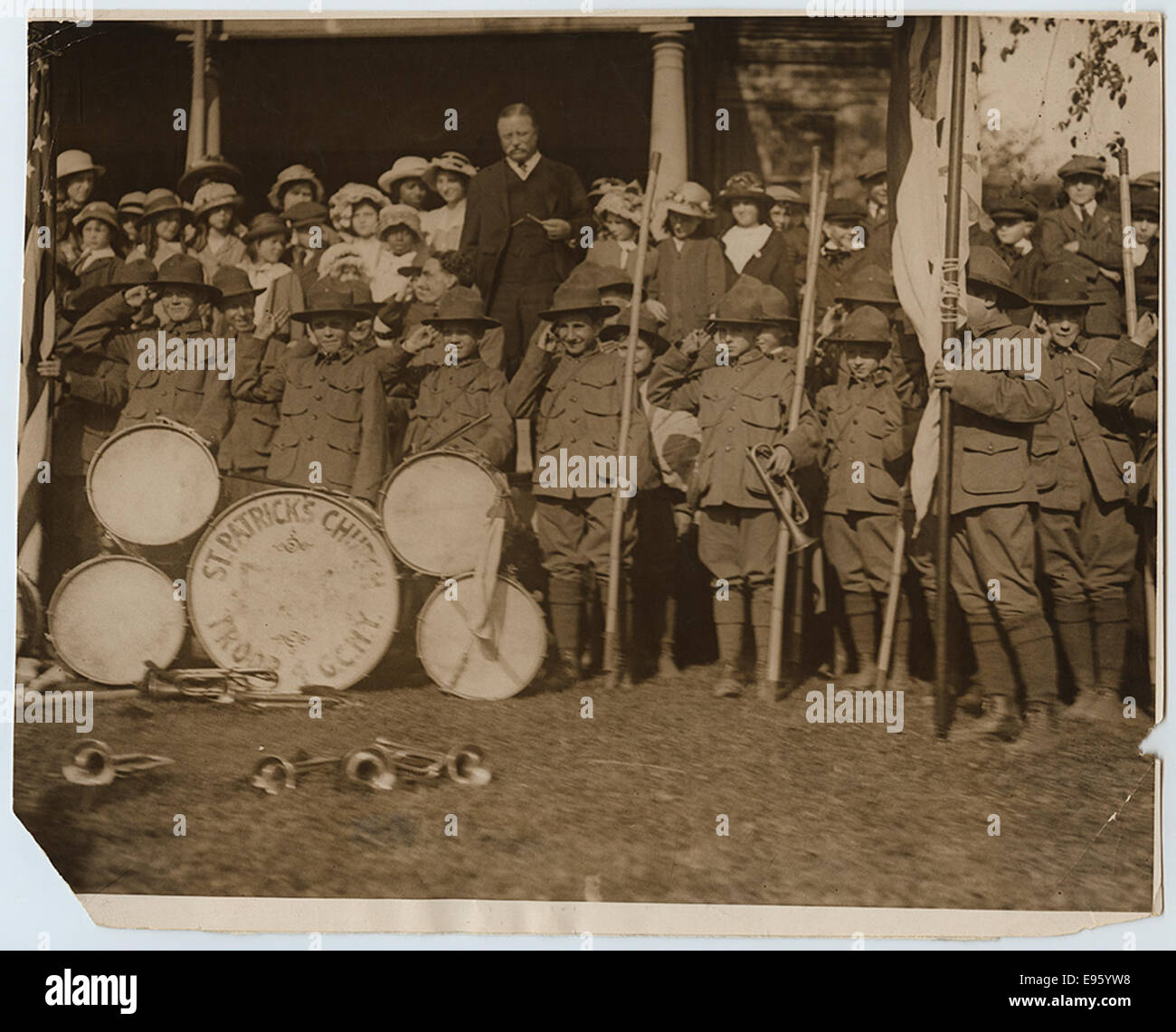 Questa fotografia storica cattura il colonnello Theodore Roosevelt durante la sua Parata di preparazione a Oyster Bay, New York, mostrando i Boy Scout d'America e vari elementi della parata. Roosevelt, un sostenitore della difesa nazionale, guidò l'evento nel 1916 nella sua residenza, Sagamore Hill. Foto Stock
