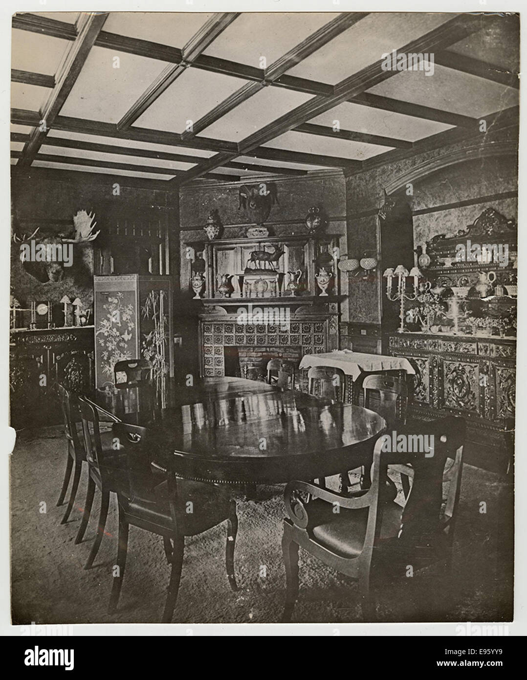 Questa immagine mostra la sala da pranzo di Sagamore Hill, l'ex casa del presidente Theodore Roosevelt. La fotografia cattura gli interni storici, riflettendo lo stile di vita e l'eredità della famiglia Roosevelt. Foto Stock