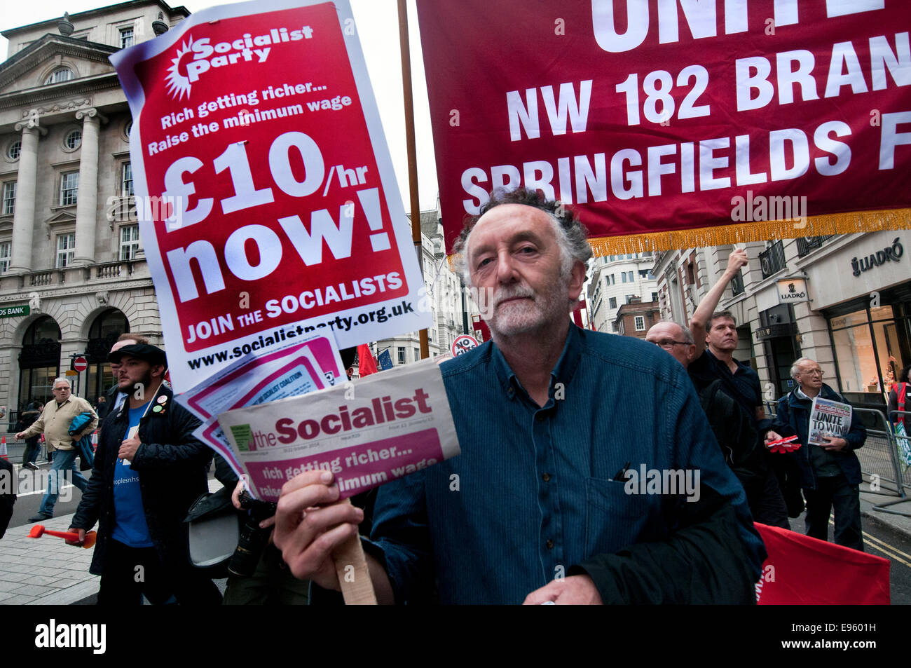 90.000 persone iscriviti TUC Anti-Austerity generale & la Gran Bretagna ha bisogno di un aumento di stipendio di marzo e nel rally di Londra 18 Ott 2014 Foto Stock