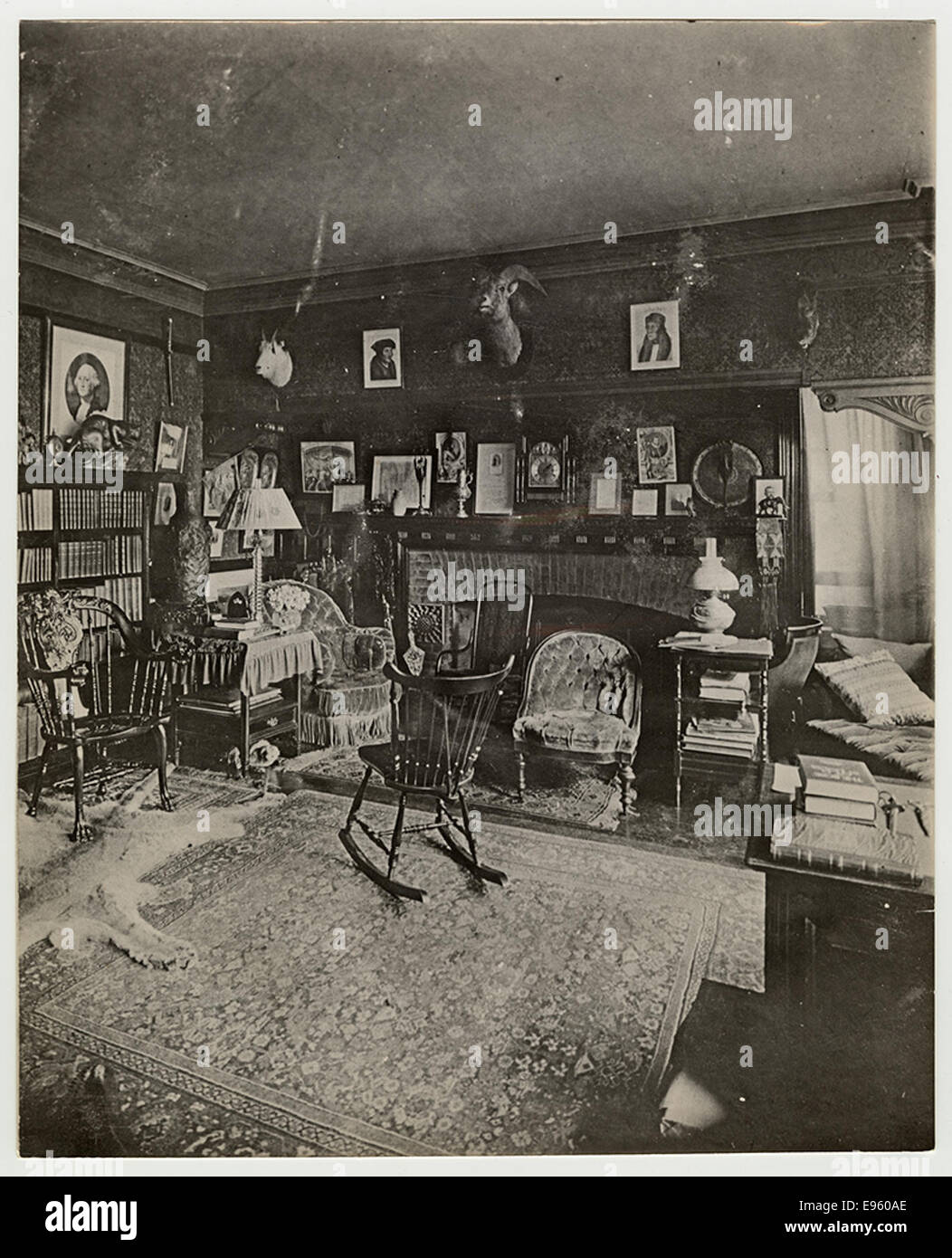 Fotografia della biblioteca di Sagamore Hill, casa di Theodore Roosevelt, tra il 1858 e il 1919. La biblioteca espone la collezione di libri di Roosevelt e riflette la sua eredità intellettuale come presidente degli Stati Uniti. Foto Stock