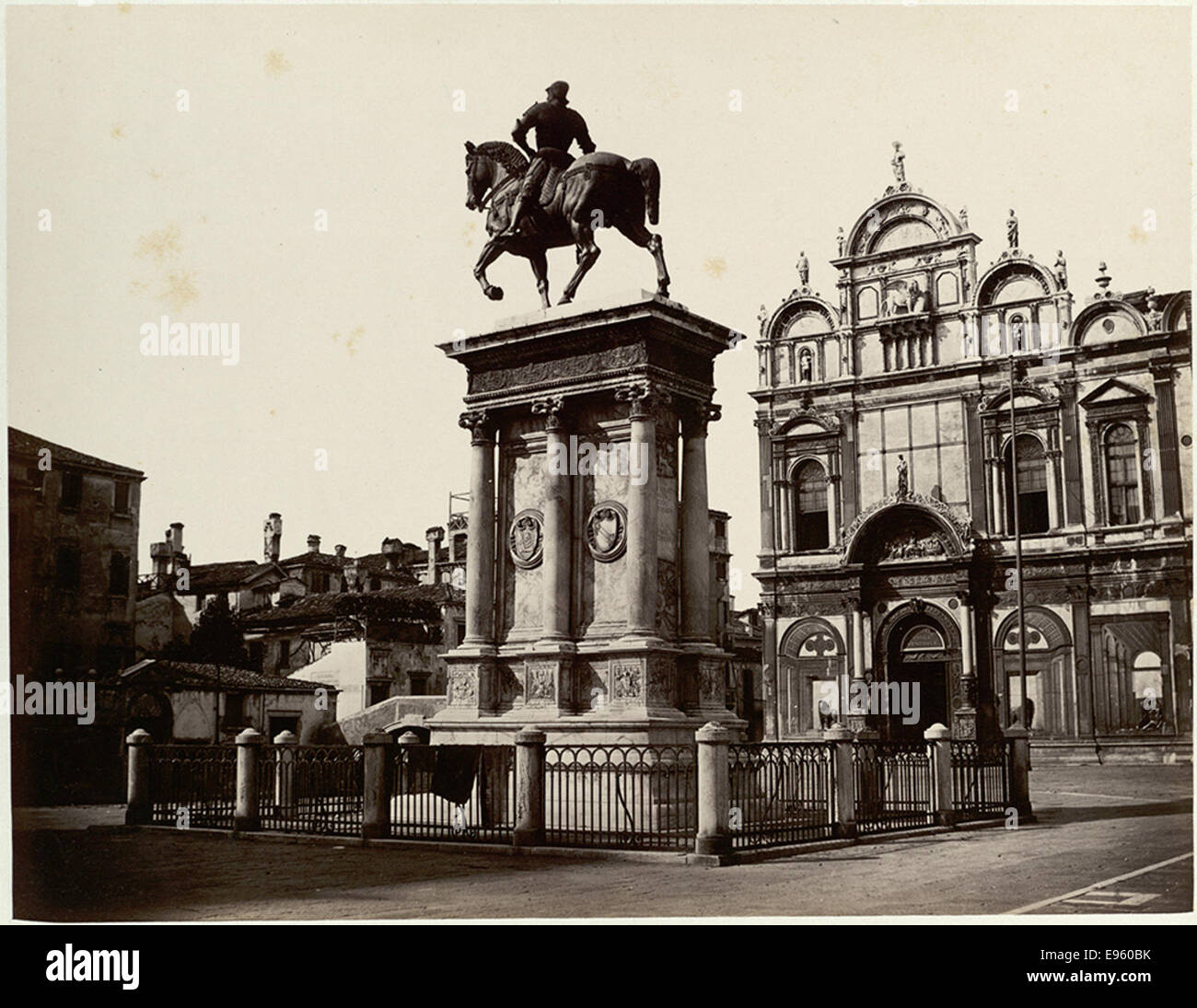 Fotografia del Monumento del generale Colleoni a Venezia, Italia, che cattura la statua del generale nel suo contesto storico e architettonico. Foto Stock
