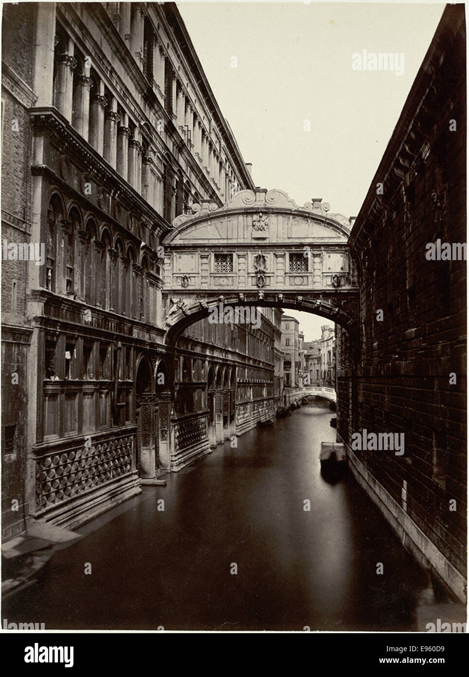 Una fotografia del Ponte dei Sospiri a Venezia, Italia, che mostra questo famoso ponte storico, spesso associato all'architettura unica e alla storia romantica della città. Foto Stock