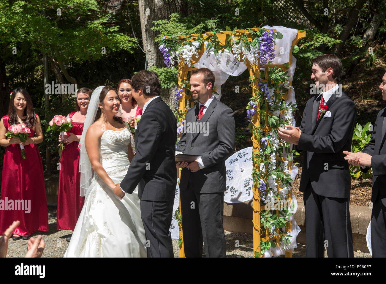 Sposa e lo sposo in materia civile cerimonia di nozze festa di nozze nozze presso Marin Arte e Garden Center in Ross a Marin County in California Foto Stock