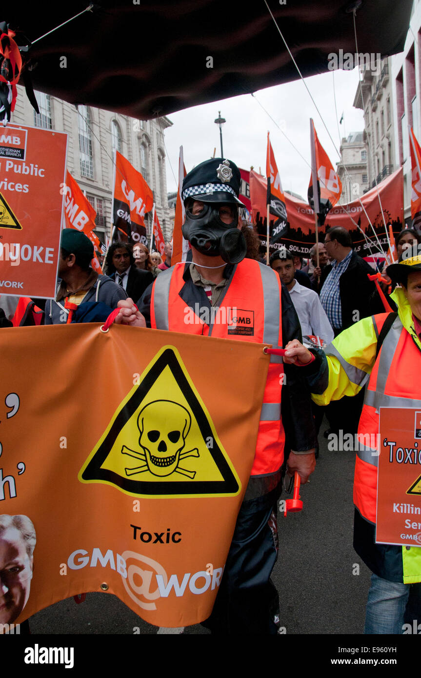 90.000 persone iscriviti TUC Anti-Austerity generale & la Gran Bretagna ha bisogno di un aumento di stipendio di marzo e nel rally di Londra 18 Ott 2014 Foto Stock