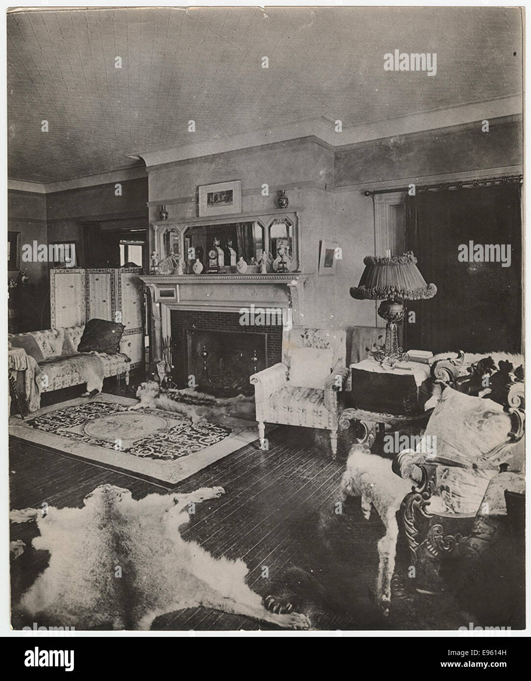 Una fotografia della sala di ricevimento a Sagamore Hill, la casa di Theodore Roosevelt. L'immagine raffigura lo spazio storico in cui Roosevelt ha ricevuto visitatori e condotto affari politici, riflettendo la personalità e l'importanza storica del 26° presidente degli Stati Uniti. Foto Stock