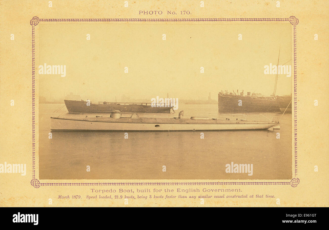 Questa fotografia mostra una torpediniera costruita per il governo inglese, evidenziando il design e lo scopo della nave come parte dei progressi militari all'inizio del XX secolo. Le torpediniere erano essenziali nella guerra navale per la loro velocità e agilità nel lanciare attacchi. Foto Stock