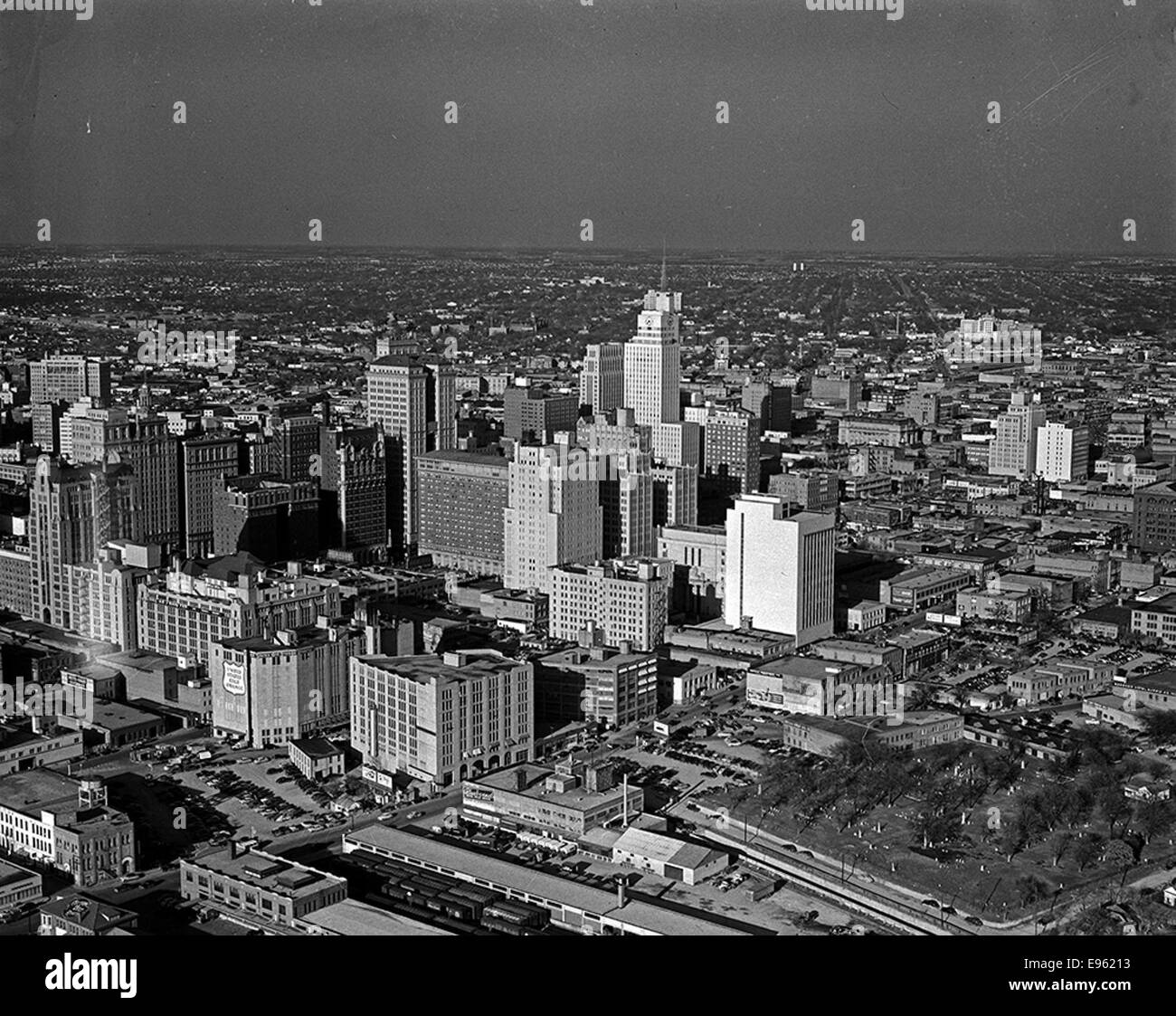Vista aerea del centro di Dallas, Texas, che mostra lo skyline della città e la sua struttura urbana. La fotografia offre una prospettiva ad alto angolo della città, evidenziandone l'architettura e i motivi stradali. Foto Stock
