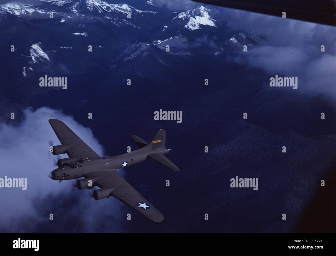 Un Boeing B-17F Flying Fortress in volo vicino a Mount Rainier. Questo bombardiere dell'era della seconda guerra mondiale è uno dei velivoli militari più iconici, ampiamente utilizzato dalle forze aeree dell'esercito americano durante la seconda guerra mondiale Foto Stock