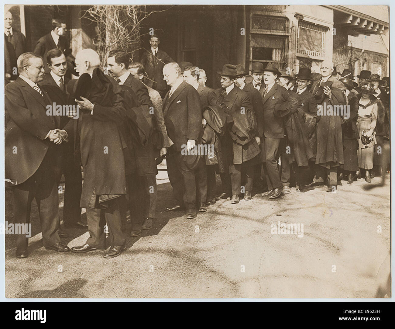 Una fotografia del presidente Theodore Roosevelt a Sagamore Hill, a sostegno della vendita di obbligazioni Liberty durante la prima guerra mondiale. L'immagine lo cattura rivolgendosi a una folla, promuovendo gli sforzi bellici nazionali. Foto Stock