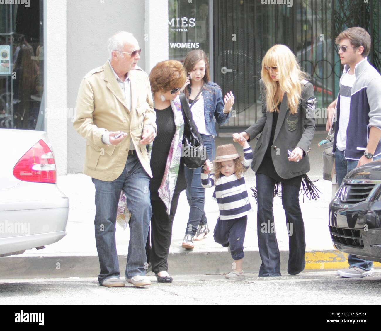 Rachel Zoe in Robertson Boulevard su un viaggio di shopping con i suoi genitori e figlio con: Rachel Zoe,Skyler Berman,Leslie Rosenzweig,Ron Rosenzweig dove: Los Angeles, California, Stati Uniti quando: 17 Apr 2014 Foto Stock