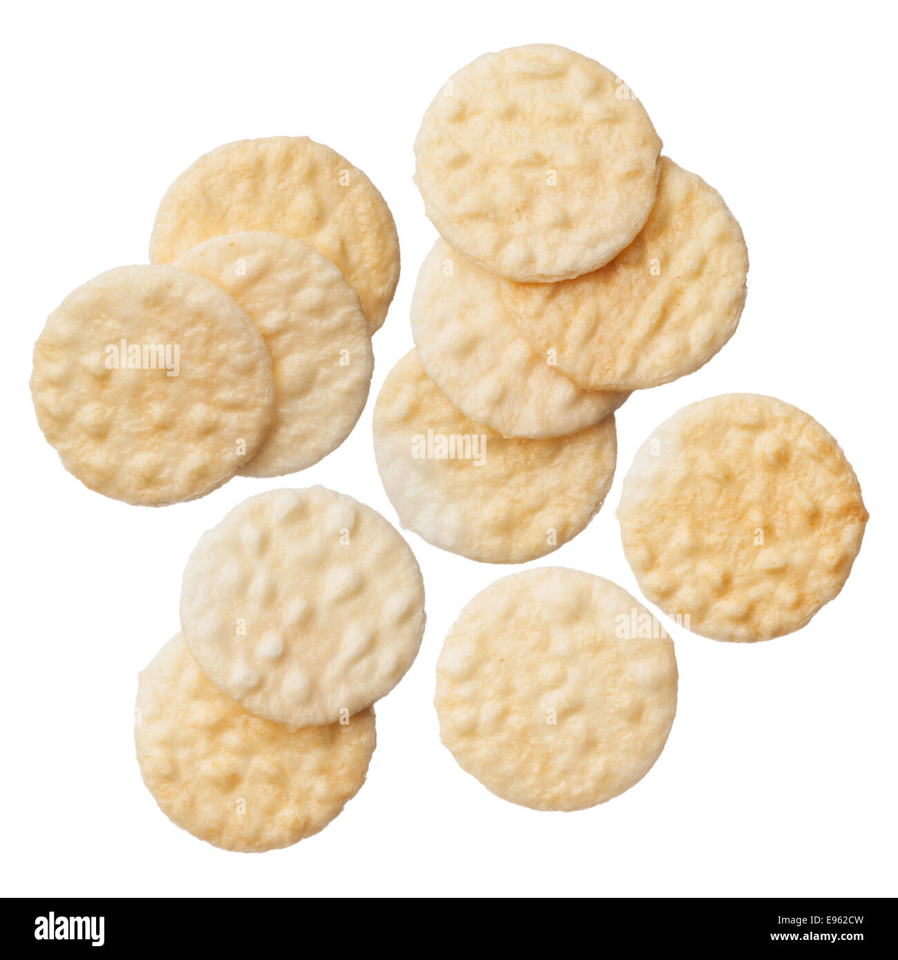 Cracker di riso isolato su sfondo bianco, close up Foto Stock