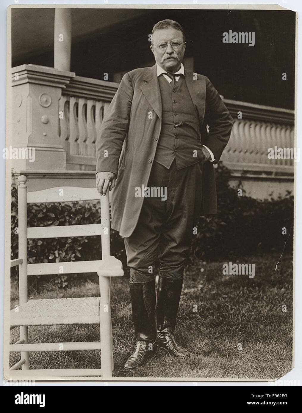 Una fotografia del presidente Theodore Roosevelt a Sagamore Hill, che mostra il presidente durante il suo periodo in carica o in un ambiente privato nella sua residenza. Questa immagine riflette la sua personalità e il suo significato storico. Foto Stock