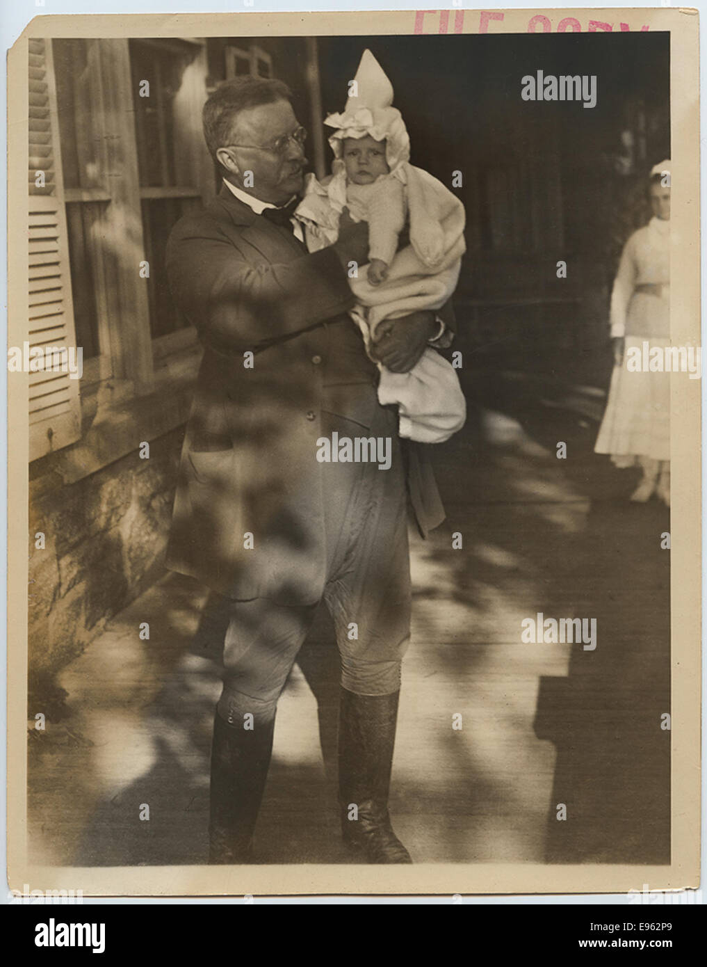 Il presidente Theodore Roosevelt tiene suo nipote a Sagamore Hill. Questa immagine offre un momento personale nella vita del 26° Presidente degli Stati Uniti, che riflette la sua vita familiare e la sua eredità. Foto Stock