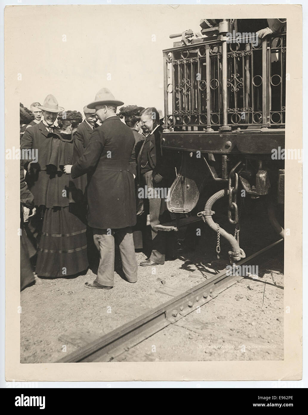 Una fotografia del presidente Theodore Roosevelt che tiene un discorso a Deer Trail, Colorado, come parte delle sue apparizioni pubbliche durante il suo mandato presidenziale. L'immagine mostra Roosevelt che affronta una folla con treni e binari ferroviari visibili sullo sfondo. Foto Stock