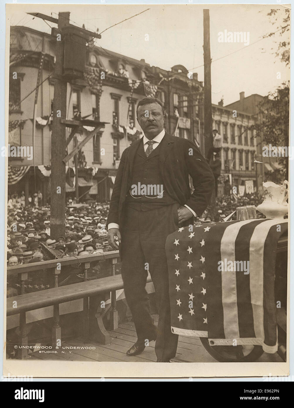 Una fotografia del presidente Theodore Roosevelt che tiene un discorso a Rutland, Vermont, durante la sua presidenza. L'immagine cattura Roosevelt rivolgendosi a una folla, riflettendo la sua influenza e leadership. Foto Stock