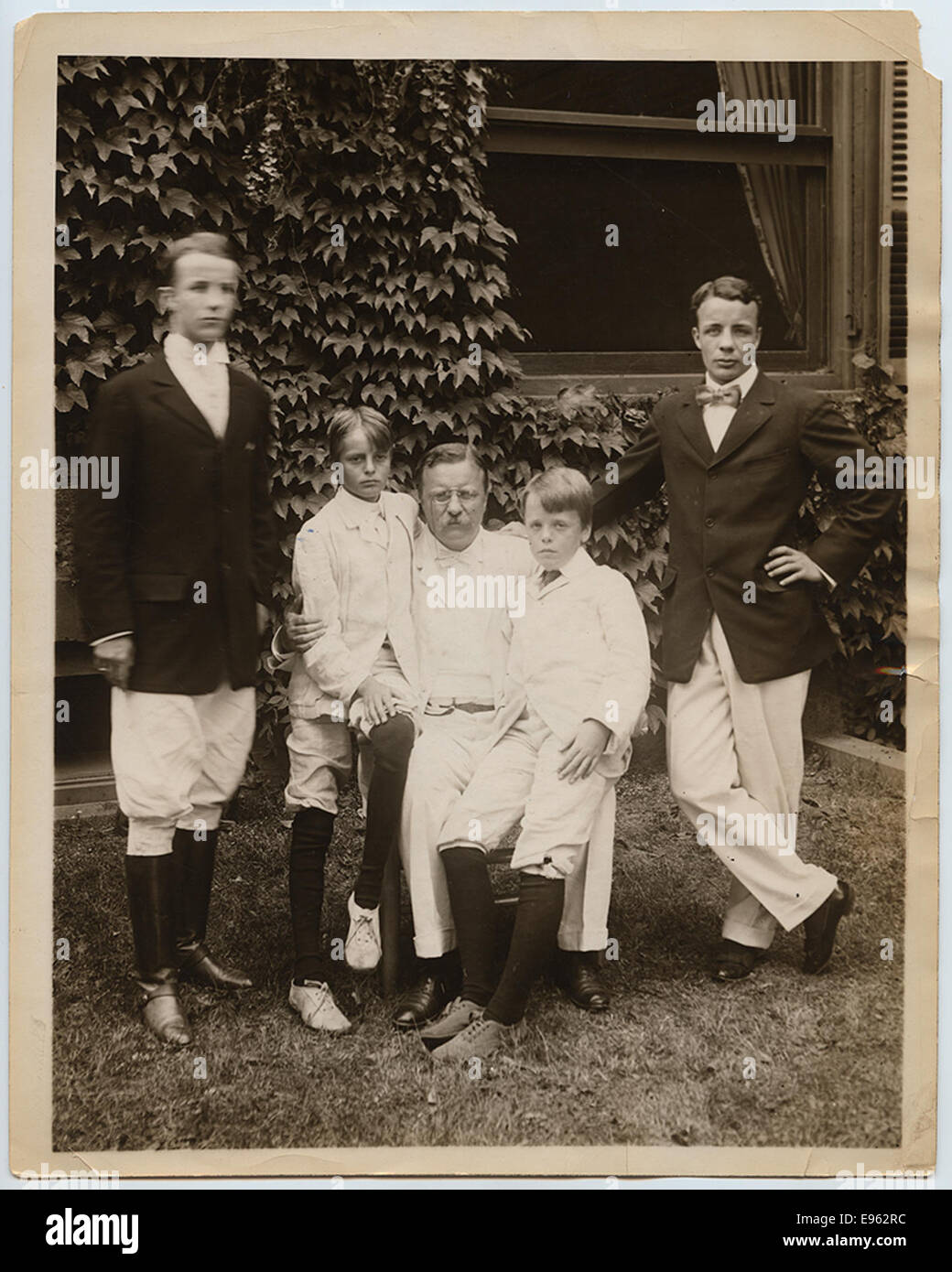 Questa fotografia storica cattura il presidente Theodore Roosevelt con i suoi figli a Sagamore Hill. Presenta Archibald, Kermit e Quentin Roosevelt, fornendo uno sguardo sulla famiglia Roosevelt nella loro casa all'inizio del XX secolo. Foto Stock
