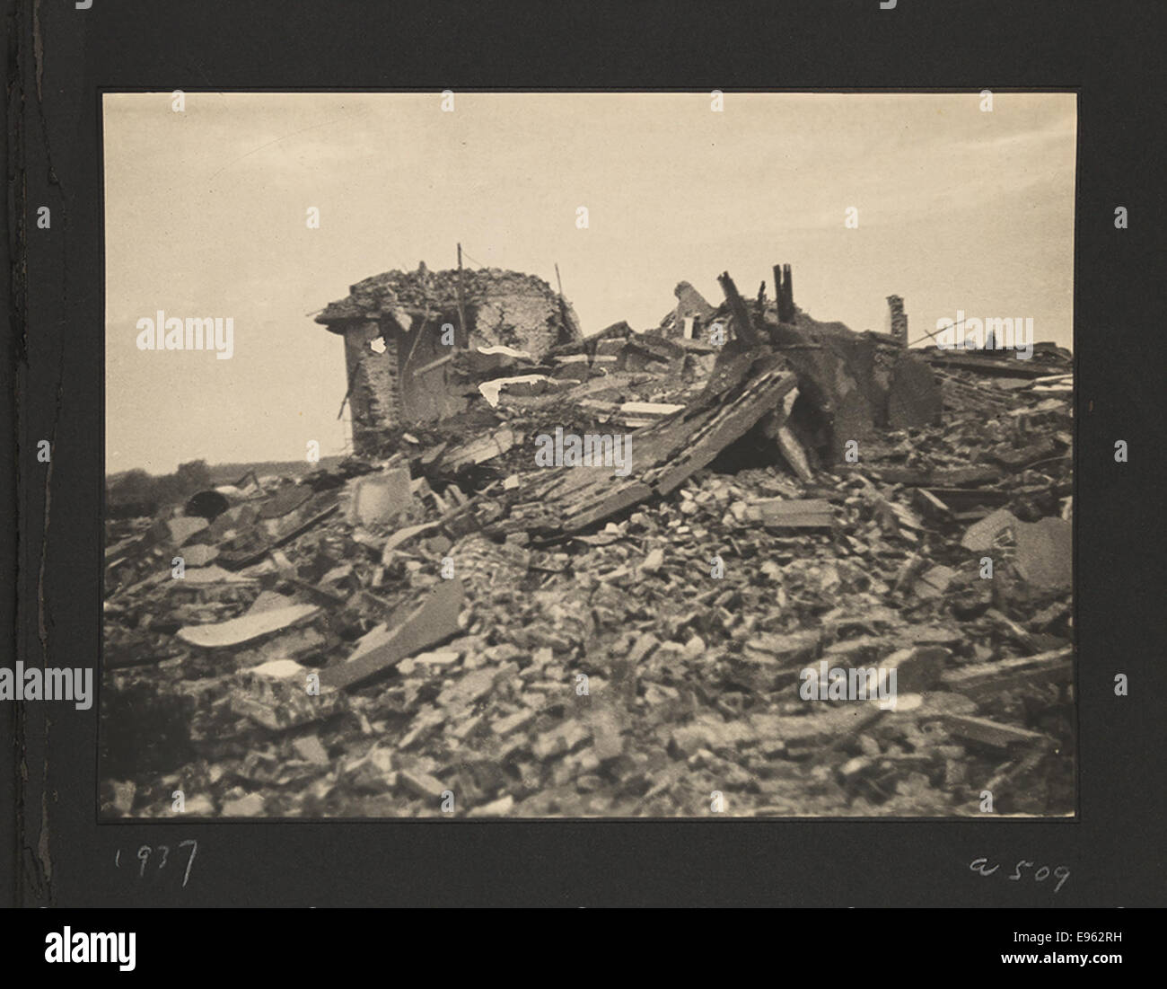 Una fotografia di macerie a Hungjao, in Cina, durante la guerra sino-giapponese (1937-1945). L'immagine mostra edifici e detriti distrutti, che riflettono la devastazione della guerra. Foto Stock