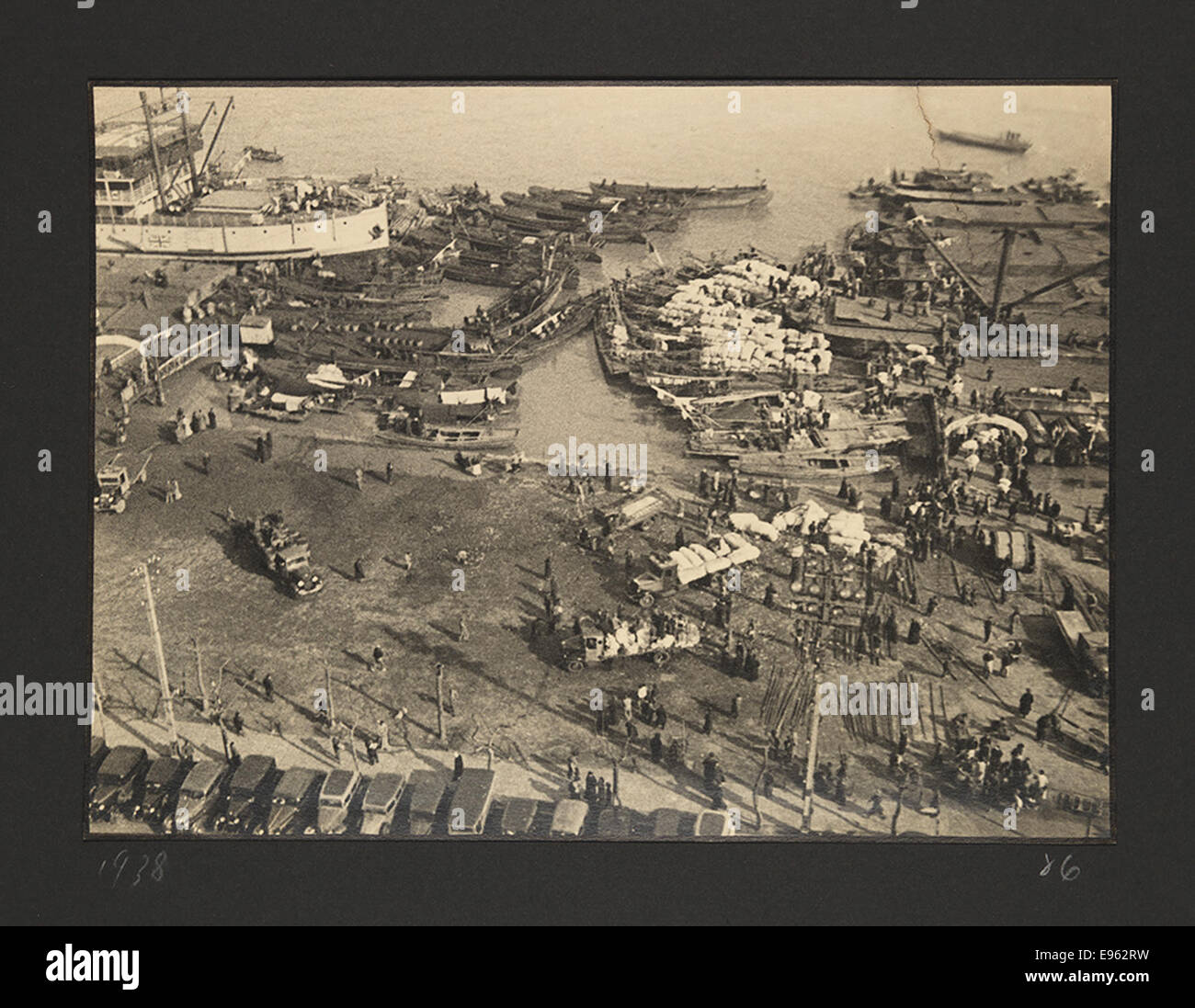 Questa fotografia della guerra sino-giapponese (1937-1945) mostra i sampani accanto a una nave britannica in un porto. Esso riflette l'attività marittima durante questo periodo di conflitto. Foto Stock