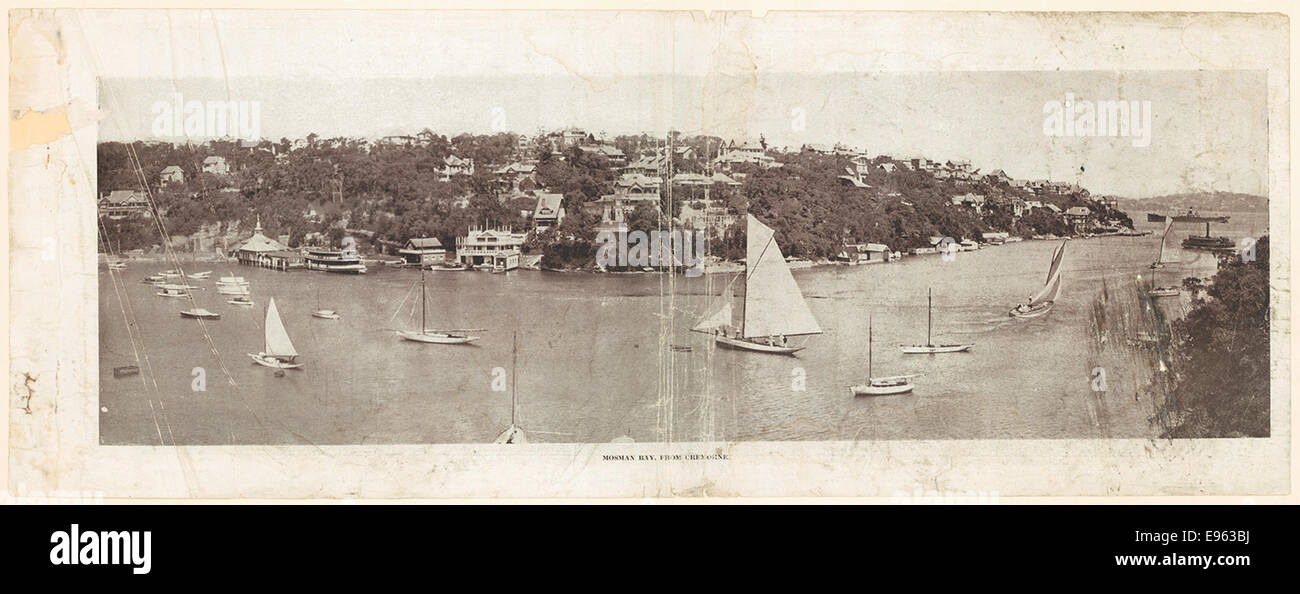 Questa fotografia in bianco e nero cattura una vista di Mosman Bay da Cremorne a Sydney, Australia, mostrando la panoramica area del porto con le barche ancorate lungo la riva. Foto Stock