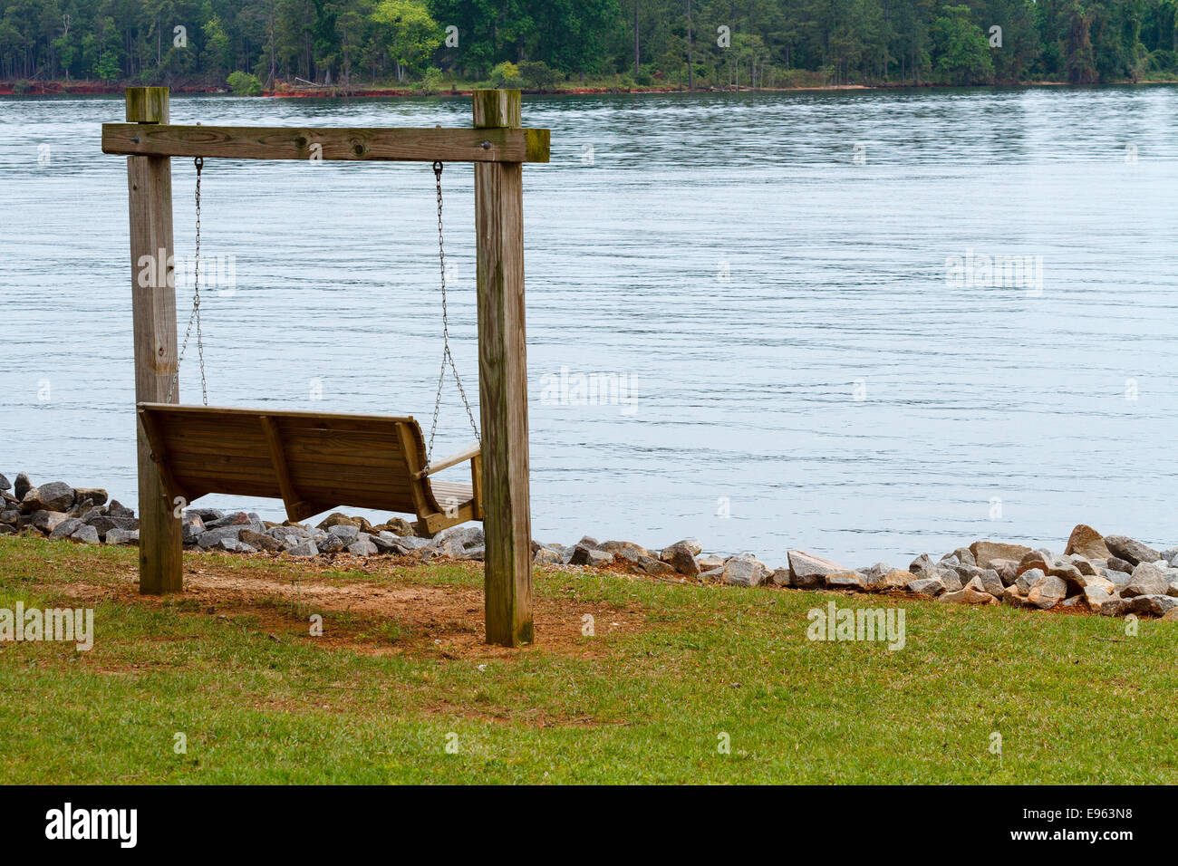 Un invitante dialtalena lungo il litorale del Lago di Murray nelle Midlands della Carolina del Sud su un nuvoloso giorno. Foto Stock