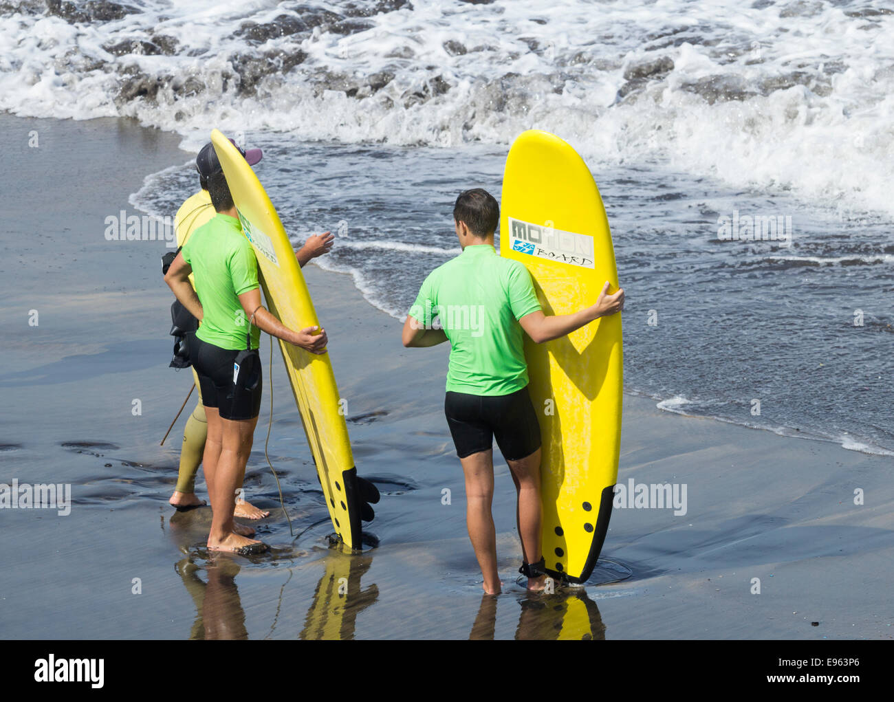 Lezione di Surf a La Cicer sulla spiaggia di Las Canteras a Las Palmas di Gran Canaria Isole Canarie Spagna Foto Stock