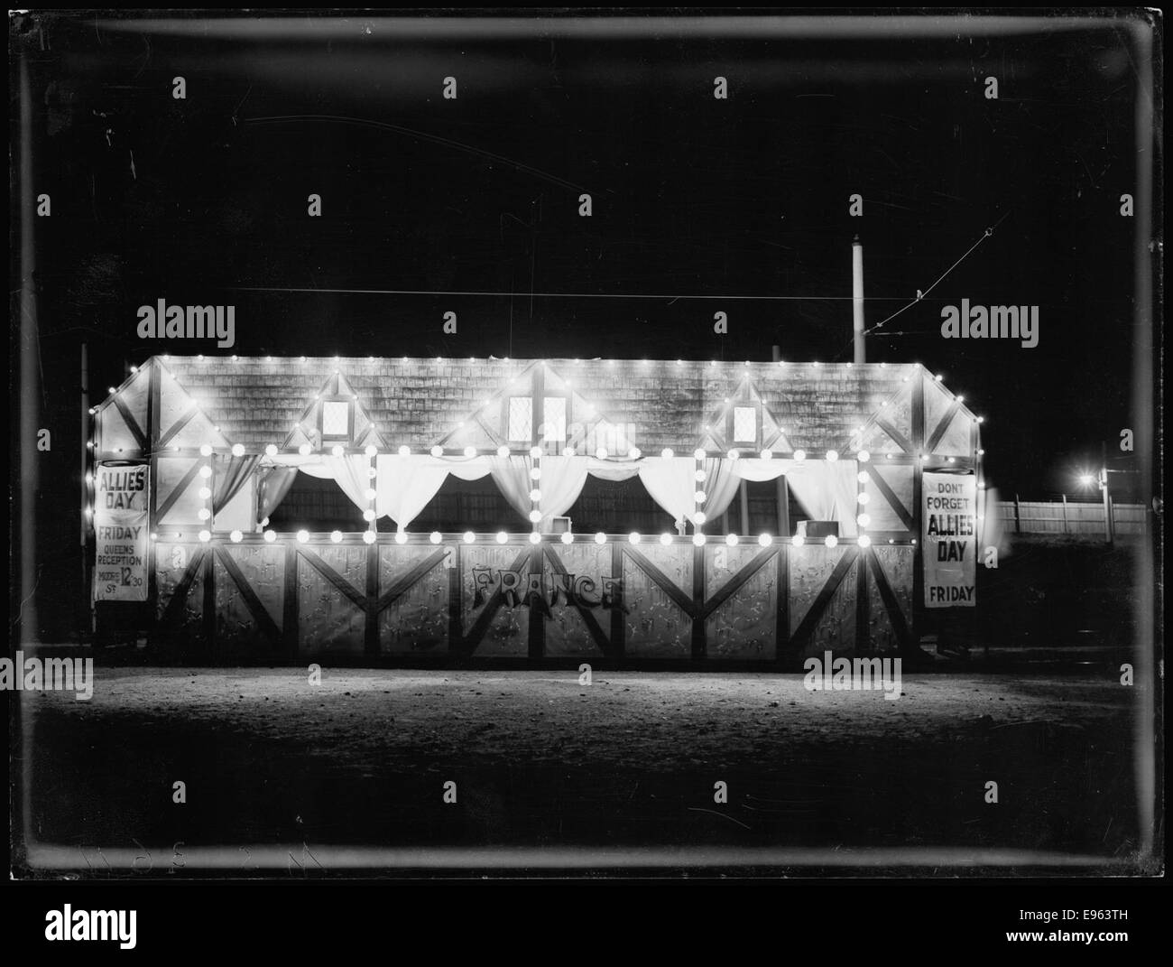Una fotografia in bianco e nero di un tram della Francia illuminata al Dowling Street Depot, scattata durante la giornata degli Alleati durante la prima guerra mondiale. L'immagine mostra una storica scena dei trasporti pubblici nel nuovo Galles del Sud, in Australia. Foto Stock