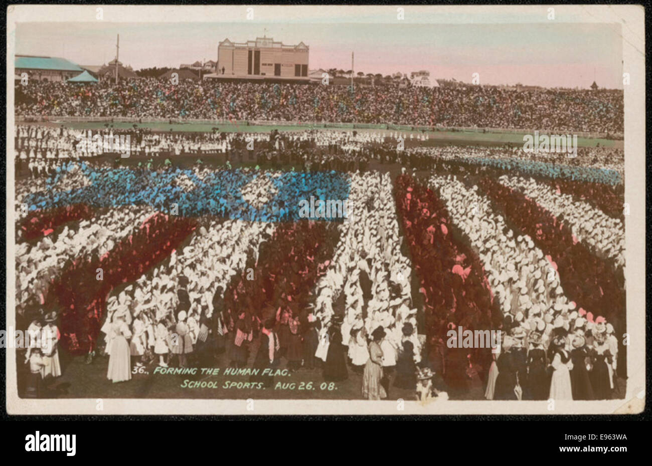 Formando la bandiera dell'uomo. Scuola di sport il 26 agosto 1908. Visita della flotta americana (grande flotta bianco) a Sydney. Scuole pubbliche visualizzare Sydney Cricket Ground Foto Stock