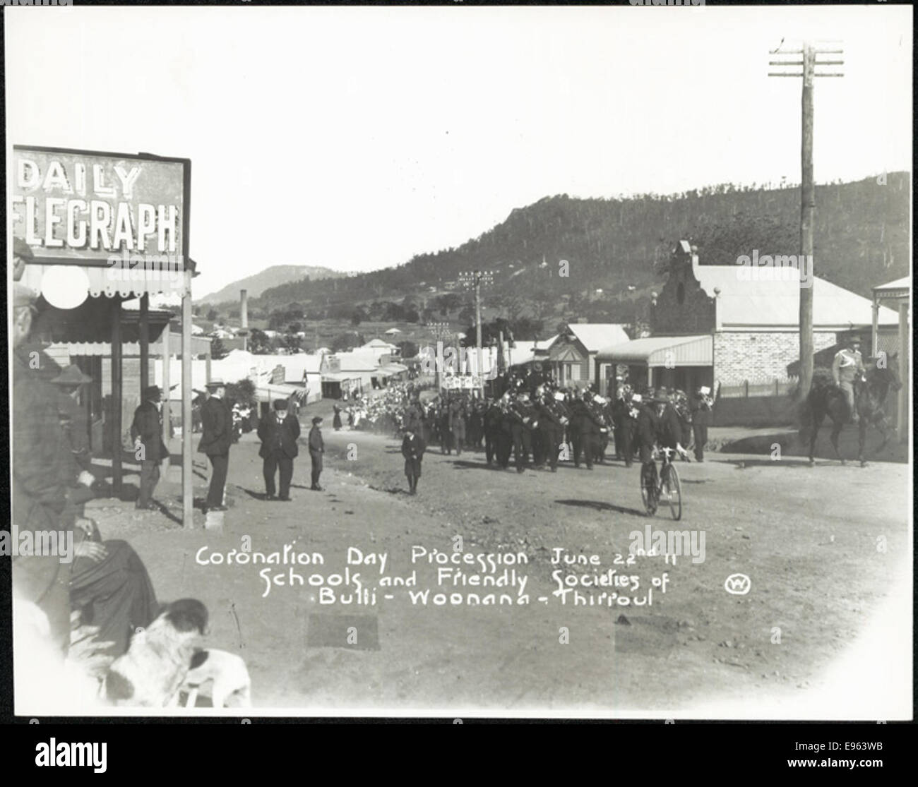 Una fotografia in bianco e nero che mostra la processione del giorno dell'incoronazione a Sydney il 22 giugno 1911. L'immagine cattura un momento dalla grande parata, che ha celebrato l'incoronazione di re Giorgio V, un evento importante nella storia del nuovo Galles del Sud. Foto Stock
