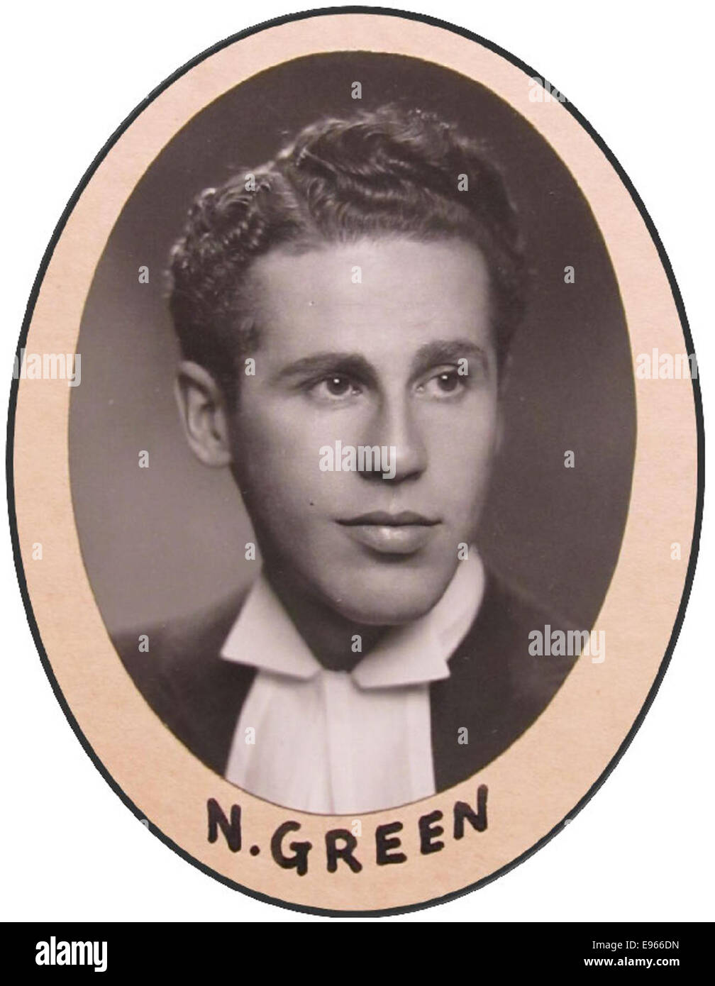 Ritratto di Norman Green, laureato alla Osgoode Hall Law School nel 1948. L'immagine lo cattura come un giovane avvocato, evidenziando la sua identità professionale durante la metà del XX secolo. Foto Stock