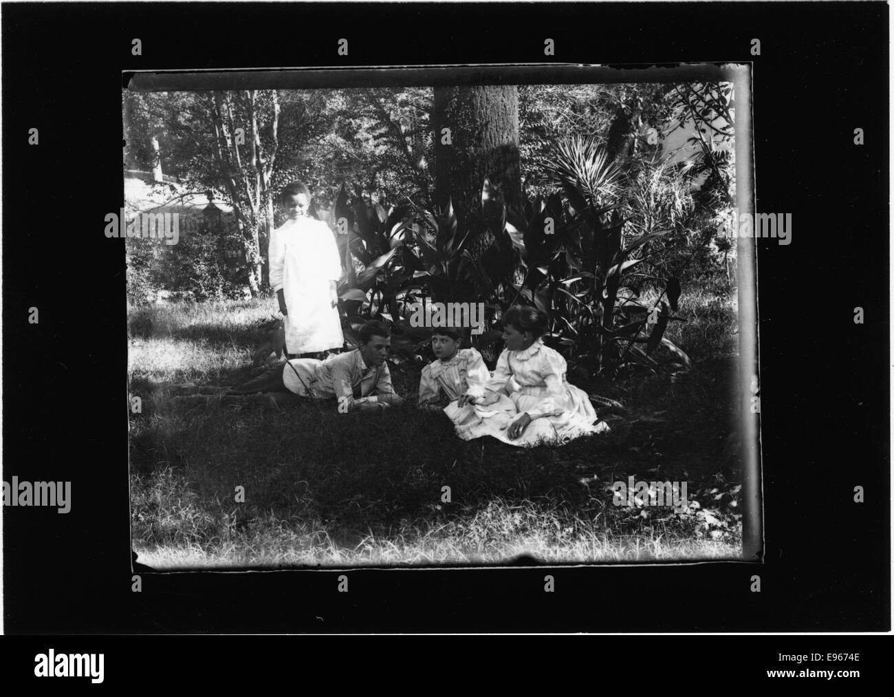 Si ritiene che sia stata scattata una foto sul prato di Myrtle Bank, che mostra i bambini, tra cui un bambino nero, impegnati in attività all'aperto. Questa immagine storica fa parte di una collezione d'archivio, che riflette gli aspetti sociali e culturali del periodo. Foto Stock