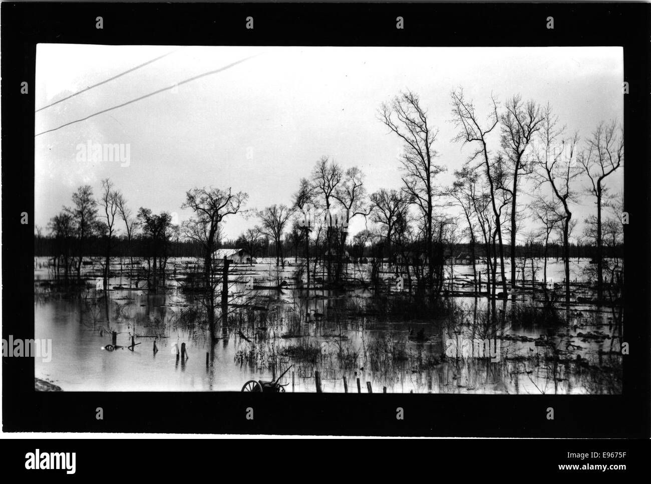 Una fotografia che mostra le Burkes Houses e oggetti come bottiglie di gin galleggianti nell'acqua. Questa immagine, parte della collezione ms-dept-Archives-History, offre informazioni sulle pratiche storiche e sulla vita quotidiana di un periodo specifico. Foto Stock