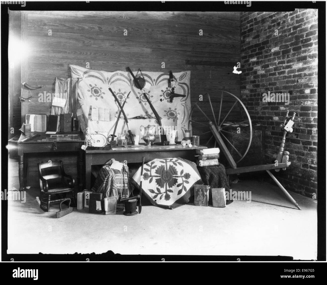 Questa immagine presenta una mostra di vari oggetti da collezione, probabilmente in un negozio o in una galleria, che mostrano oggetti di importanza storica e culturale dell'inizio del XX secolo. Foto Stock