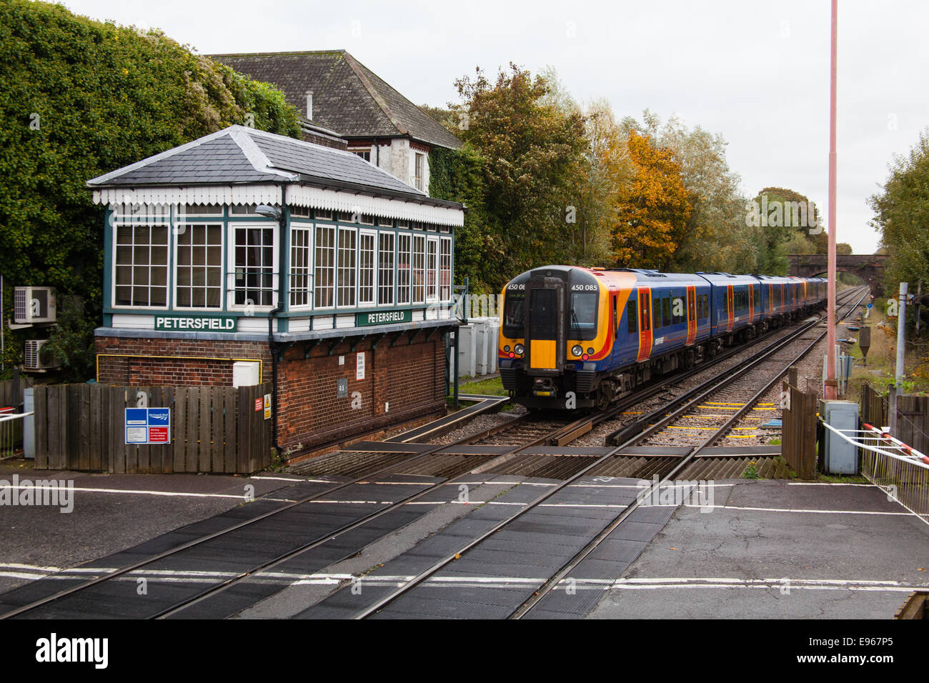 Passaggio a livello e il tipo di segnale di 3 Box, stazione di Petersfield, Hampshire, Inghilterra, Regno Unito. Foto Stock