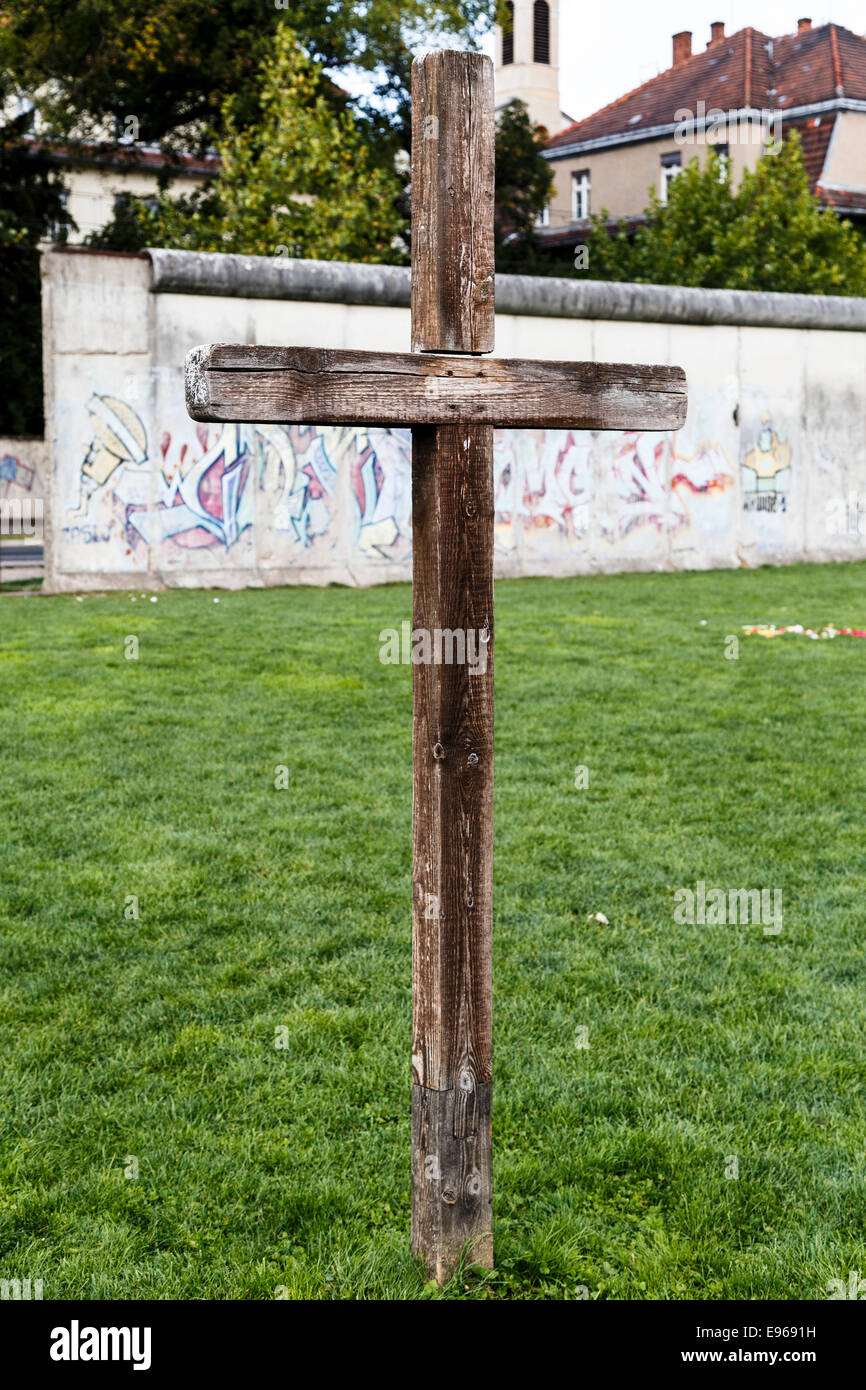 Croce commemorativa del Sophien parrocchia nella parte anteriore del resto la sezione del muro di Berlino al Memoriale del Muro di Berlino Park Foto Stock