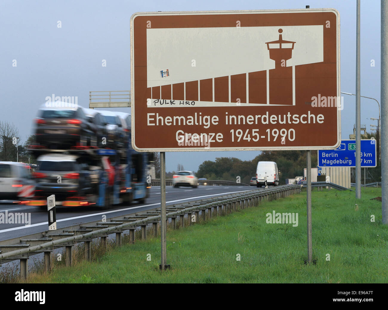 Helmstedt, Germania. Xx oct, 2014. Un segno di lettura: "ex interno-frontiera tedesca 1945-1990' sul lato della strada in Helmstedt, Germania, 20 ottobre 2014. Numerose manifestazioni commemorative sono pianificati per il XXV anniversario della apertura di frontiera per il 09 novembre 2014. Foto: Jens Wolf/dpa/Alamy Live News Foto Stock