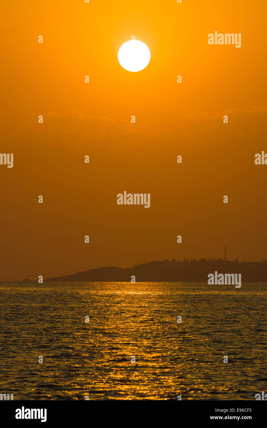 Crimson il tramonto sul mare. Foto Stock