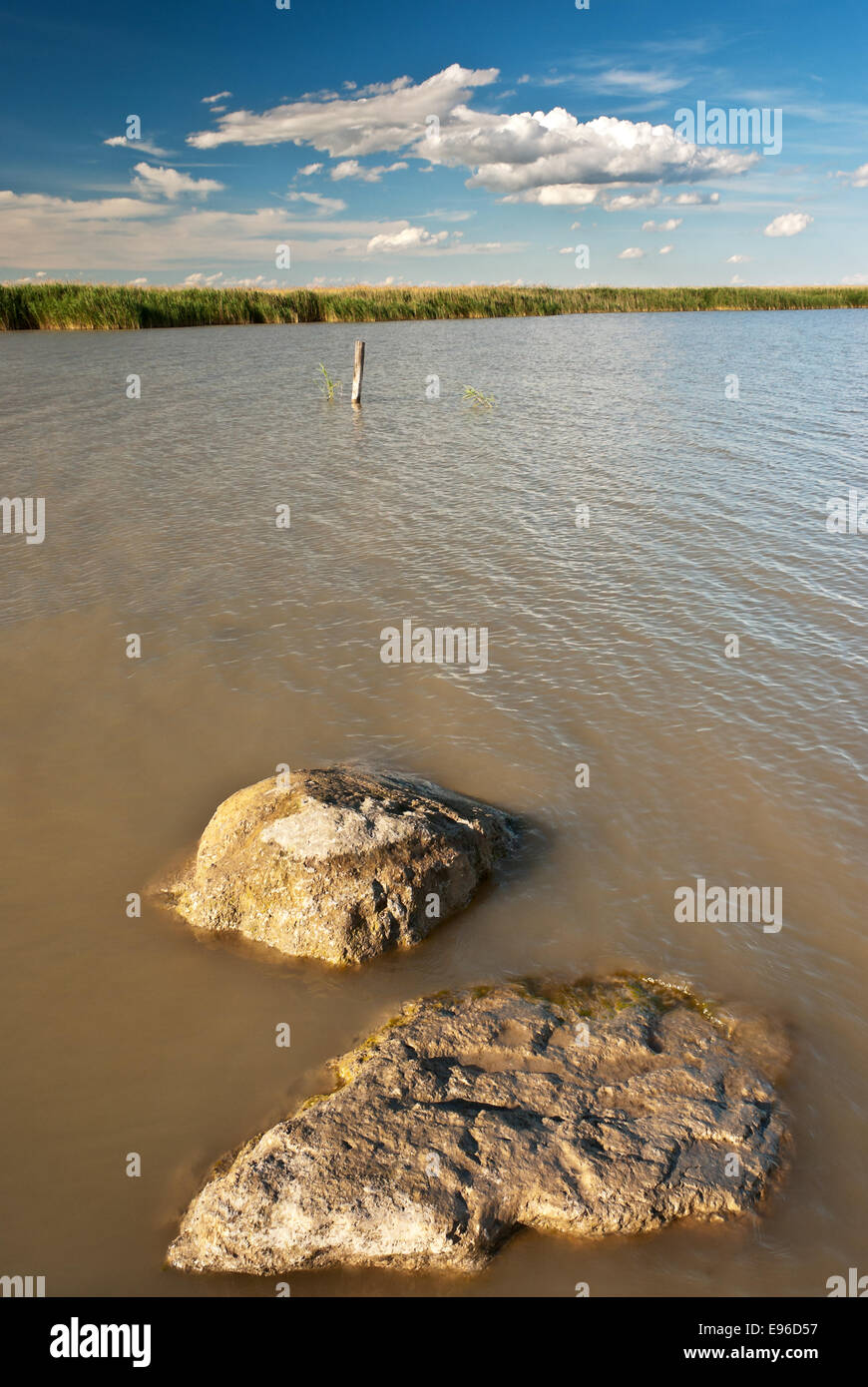 Rock in riva al lago Foto Stock