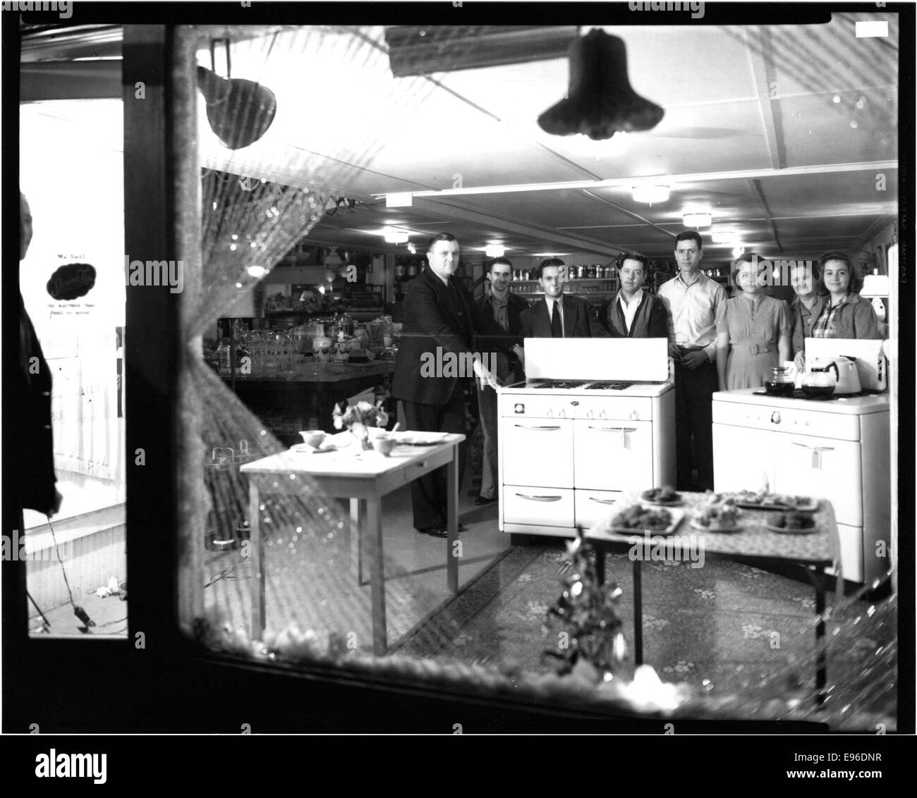 Una fotografia di J.T. Biggs e Son hardware Store, che cattura il negozio e mostra le merci. L'immagine mostra un tipico negozio di ferramenta dell'inizio del XX secolo. Foto Stock