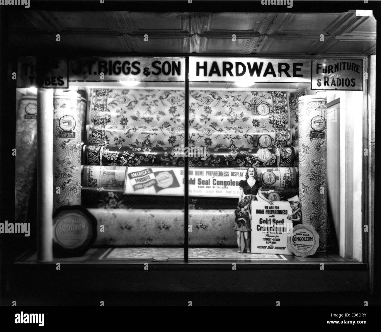 Questa fotografia mostra il negozio di J T Biggs e Son hardware, che mostra la loro esposizione di prodotti in vendita. L'immagine evidenzia l'attività locale e il suo ruolo nella fornitura di strumenti e forniture alla comunità. Foto Stock
