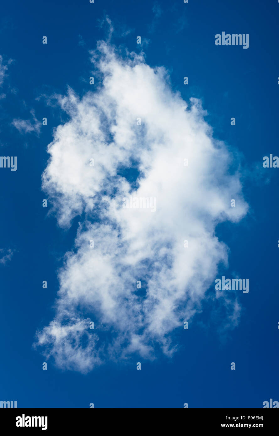 Una bella fluffy cloud con profondo cielo blu Foto Stock