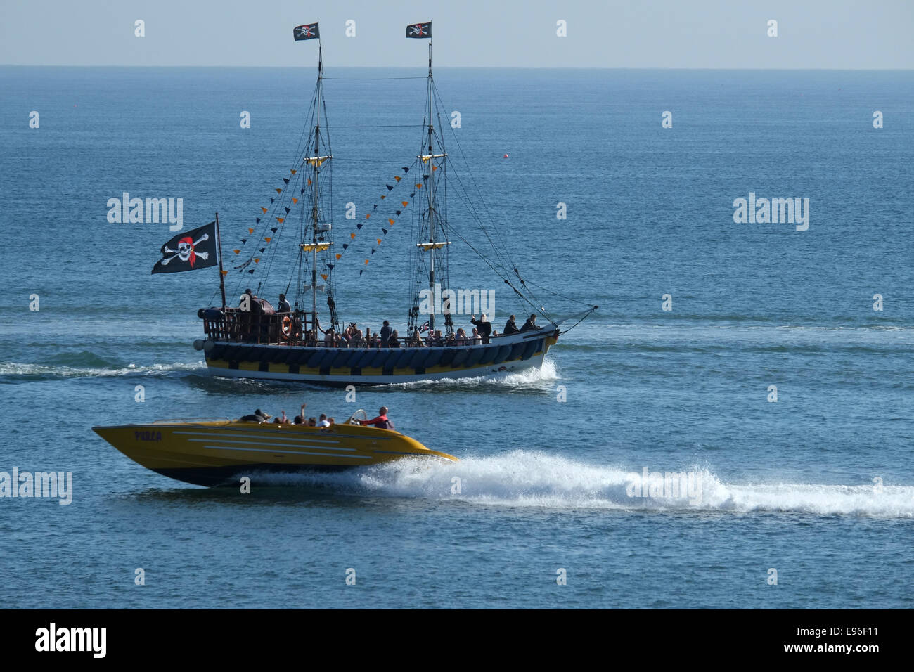 Imbarcazione da diporto nave pirata in silhouette. Foto Stock