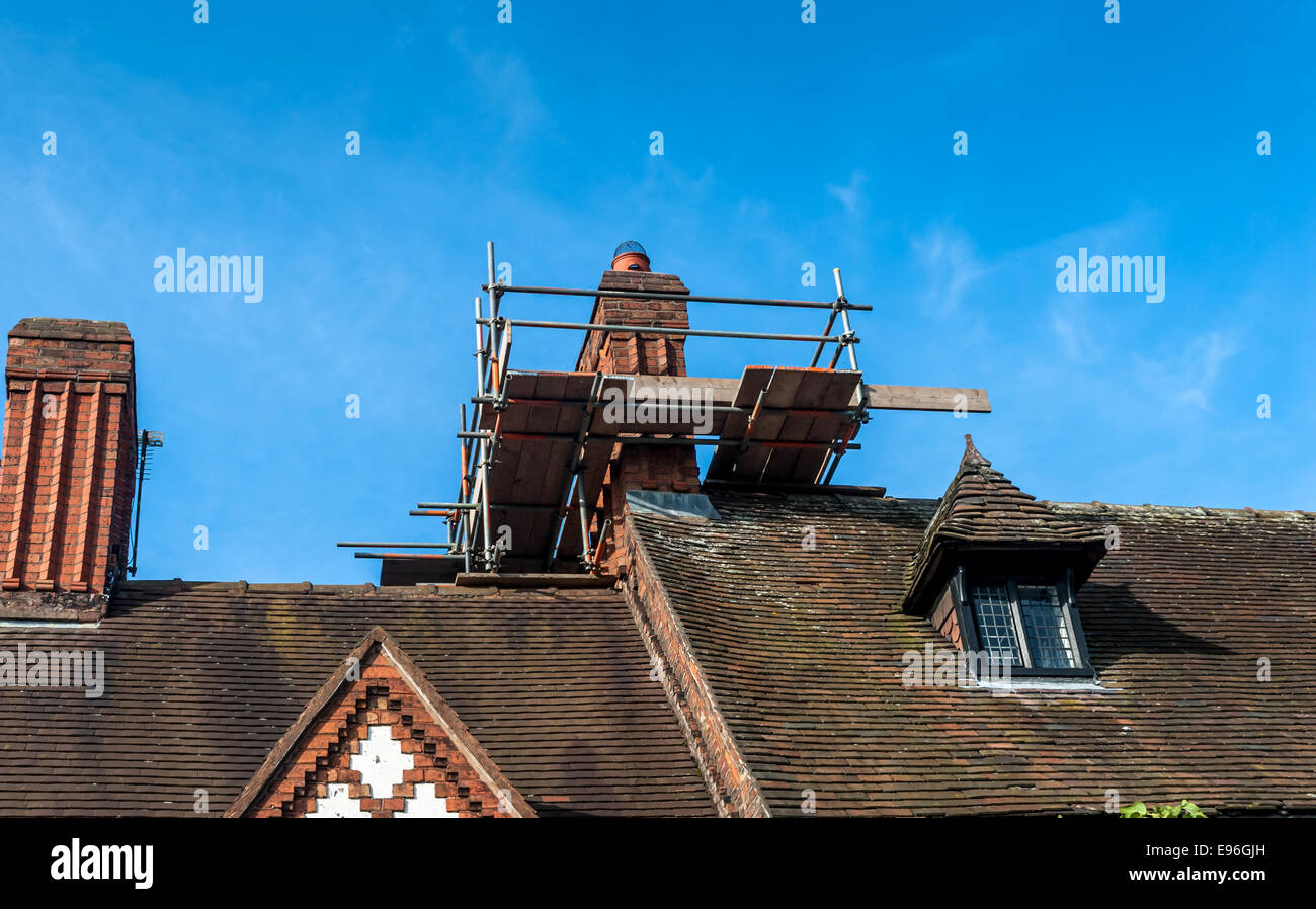 Chimney restauro di una vecchia casa d'epoca in Inghilterra. Foto Stock