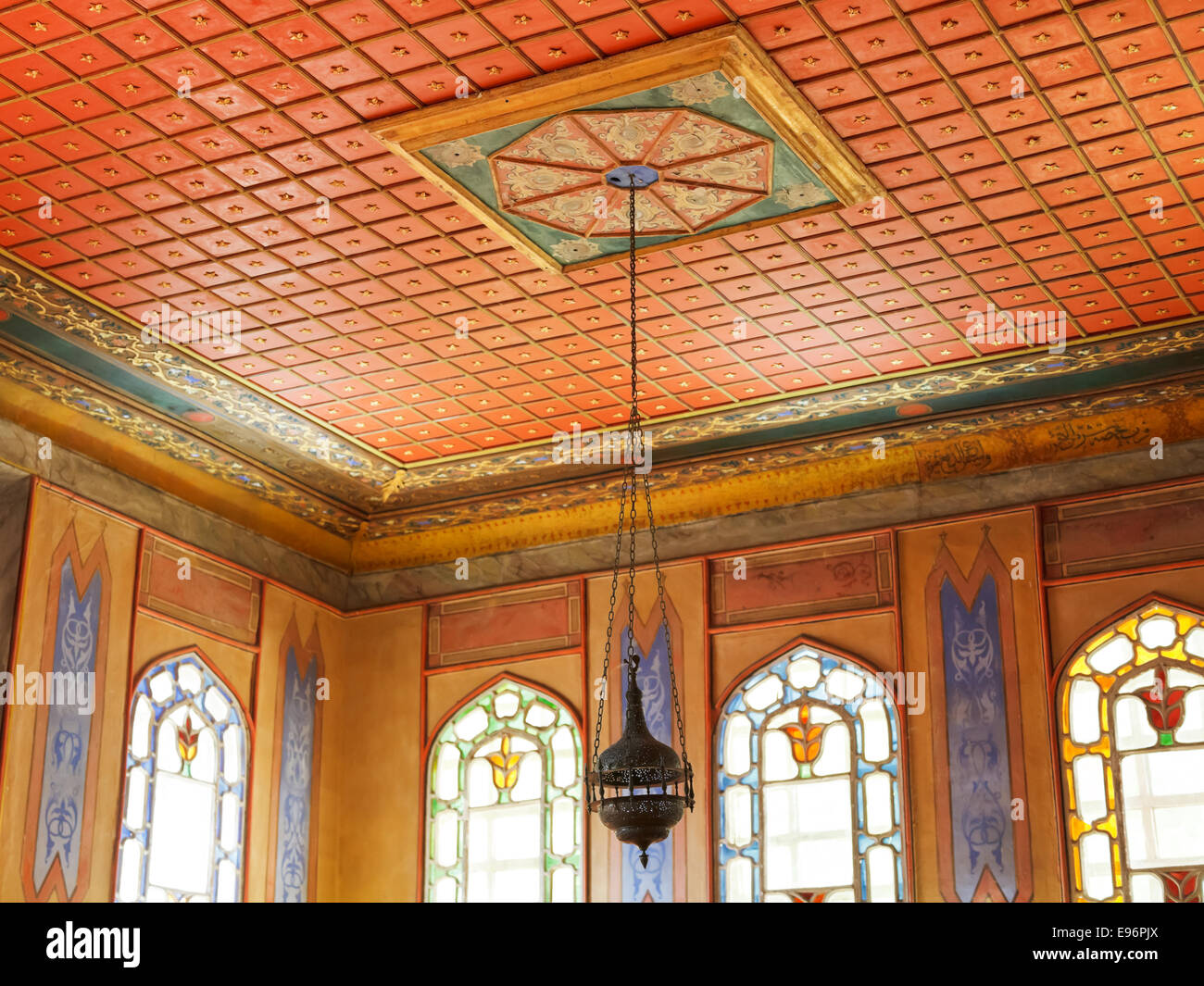 BAKHCHYSARAI, Russia - 1 ottobre 2014: soffitto e lampadario in harem di Khan's Palace (Hansaray) in Bakhchisaray. Il palazzo Foto Stock
