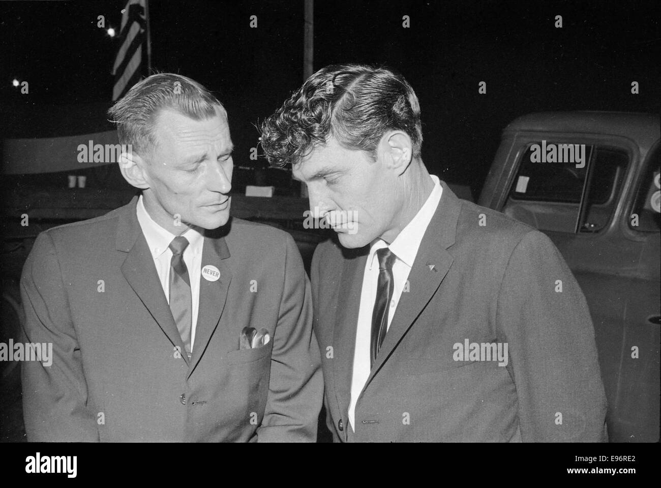 Questa fotografia raffigura un raduno del Ku Klux Klan (KKK) nel 1965. L'immagine funge da testimonianza storica dell'era dei diritti civili, documentando la presenza e l'influenza del Klan durante un periodo turbolento nella storia americana. Foto Stock