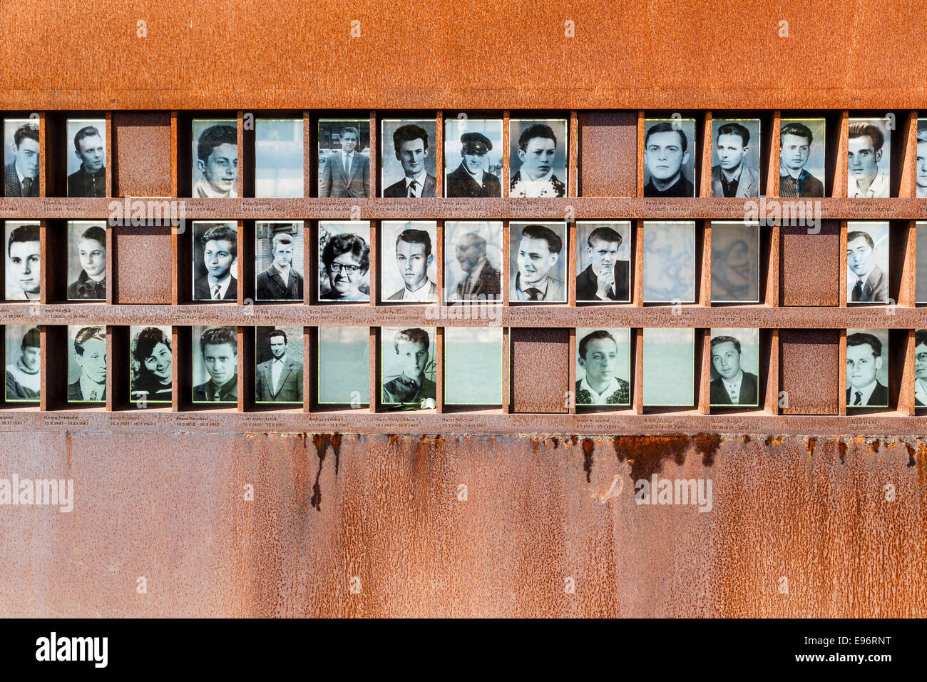 Finestra di ricordo, Memoriale del Muro di Berlino Park, Mitte di Berlino. Commemora coloro che hanno perso la vita cercando di sfuggire a Berlino Est Foto Stock