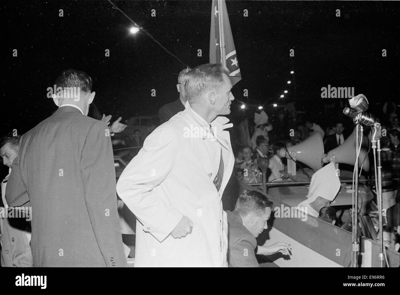 Fotografia di un raduno del Ku Klux Klan nel 1965. L'immagine cattura la tensione e le polemiche che circondano tali eventi durante gli anni '1960 negli Stati Uniti. Foto Stock