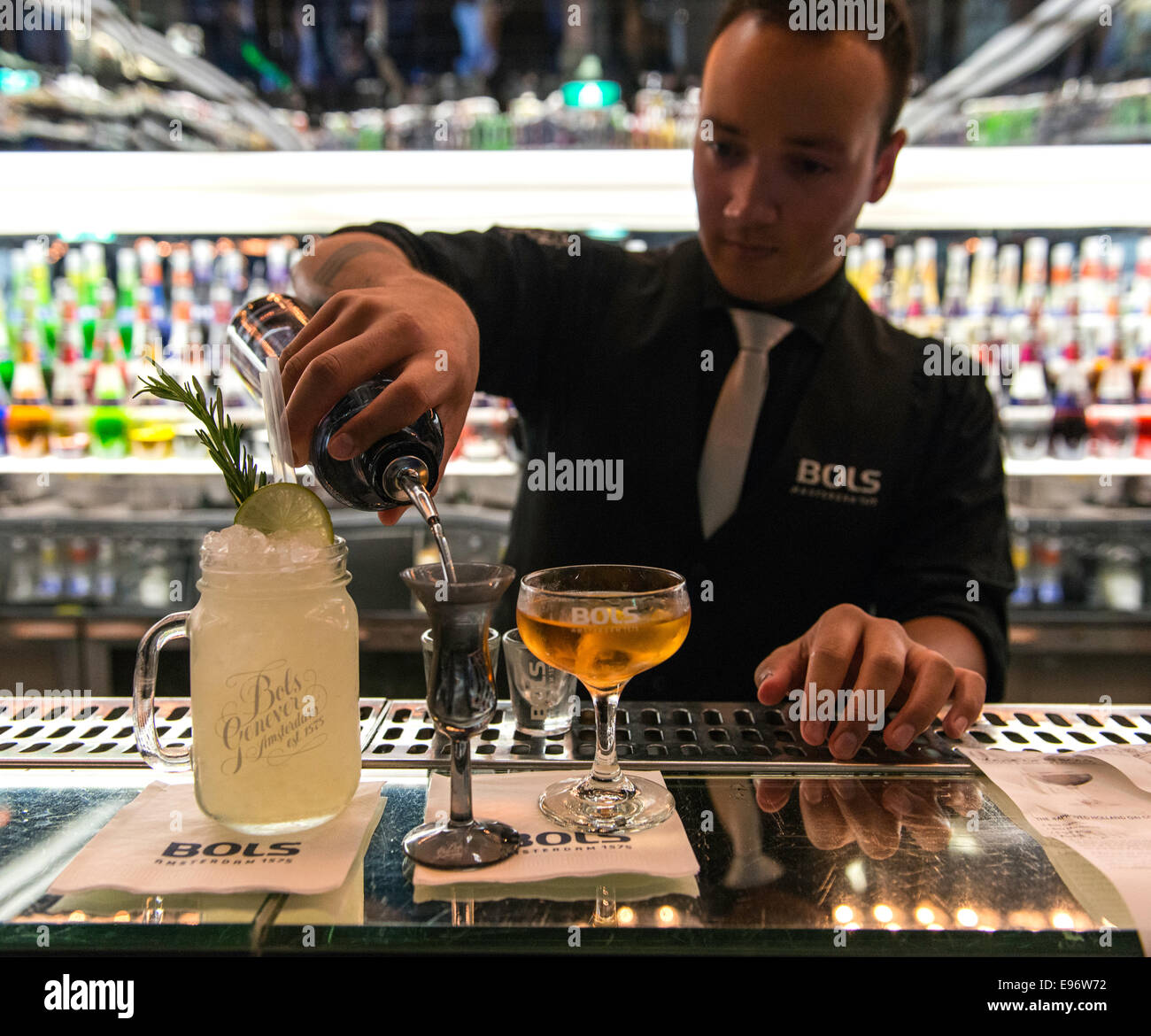 Barista rendendo cocktail presso la casa di Bols, Cocktail & Genever esperienza sulla piazza Museumplein in Amsterdam Olanda ne Foto Stock