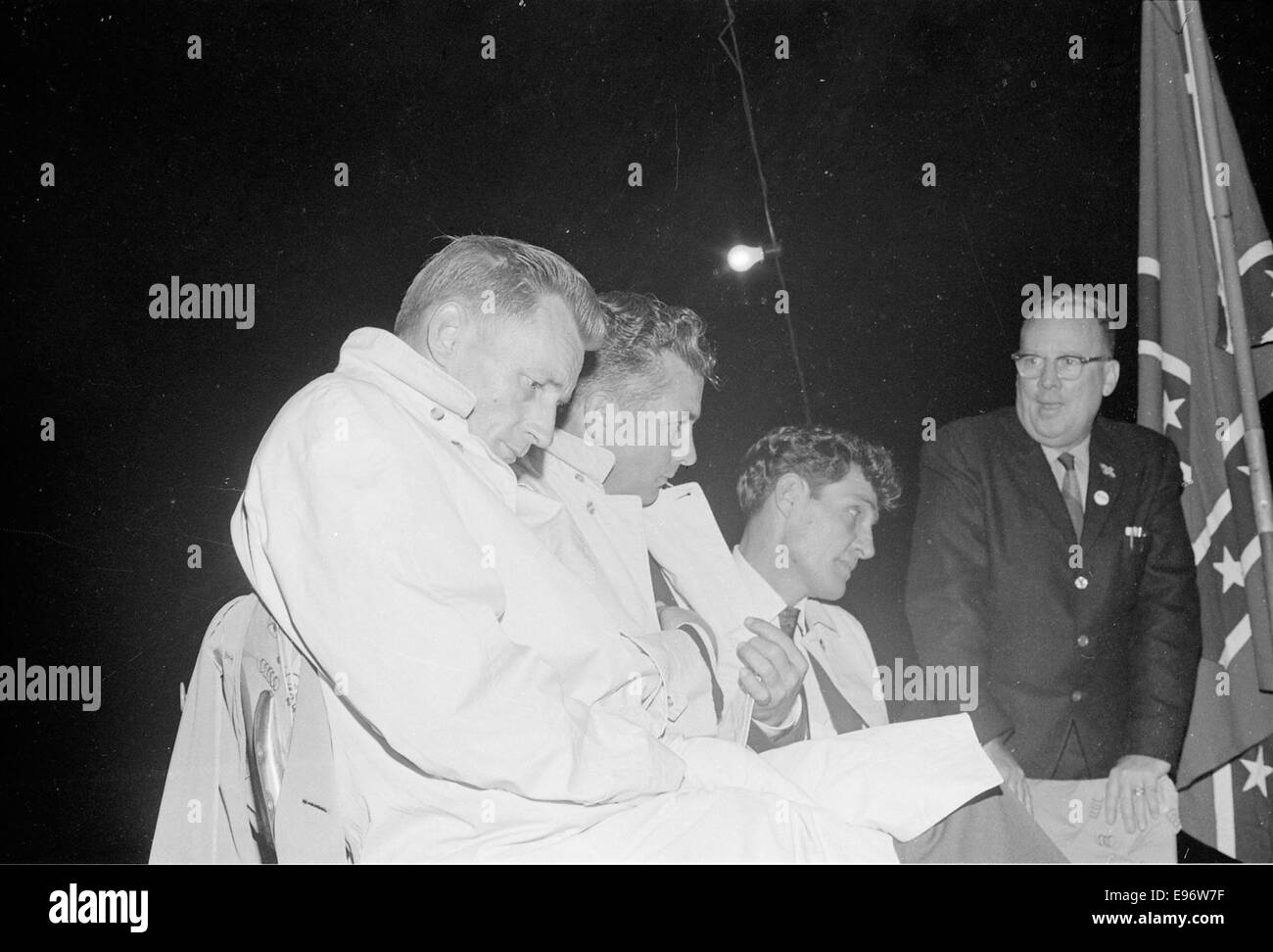 Una fotografia in bianco e nero da un raduno del Ku Klux Klan del 1965, che cattura un momento significativo nella storia dei diritti civili americani. Questa immagine documenta un evento controverso durante gli anni '1960 Foto Stock