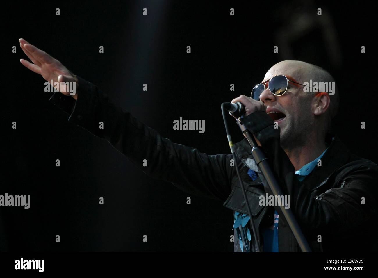 Michael Stipe di 'REM', T nel Parco music festival, Balado, Scozia, 2003. Foto Stock