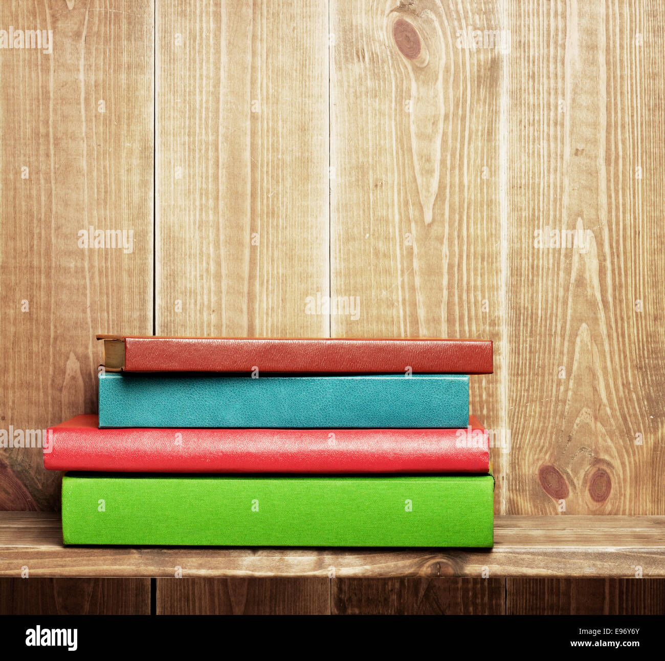 закрытая книга на столе. книга библиотека.